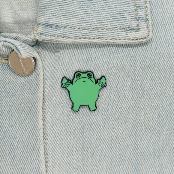 ☀️Enamel Pin Punk Frog Giving The Finger Broch GreenAnimal alloy Badge New Oz☀️ - Picture 1 of 6